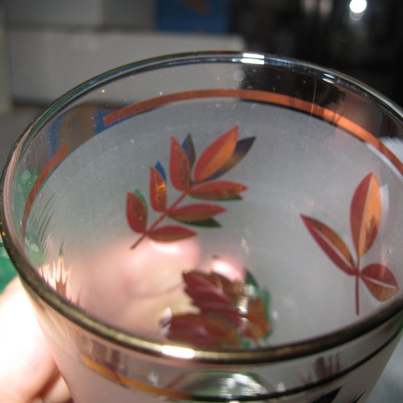 Gold leaf Glasses Set of 8 with Carrier - Picture 4 of 10